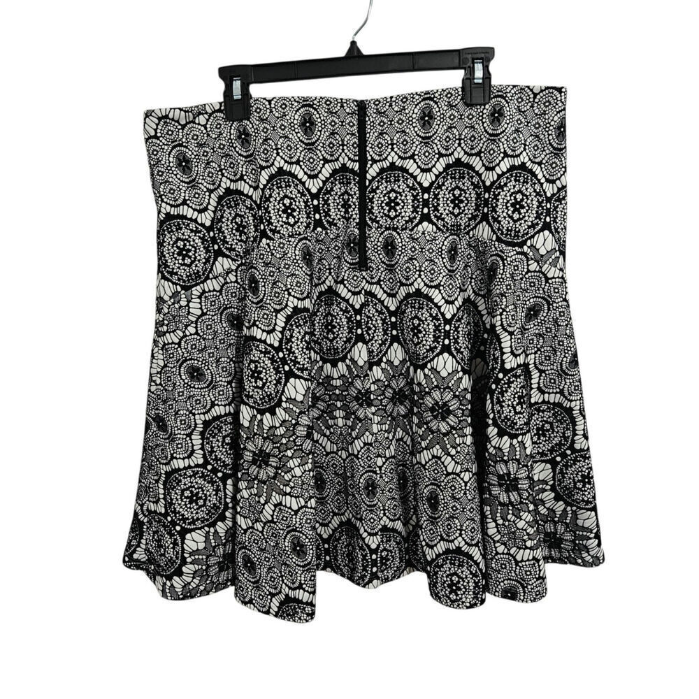 Torrid Black/White Lace Skater Skirt Hi/Lo Hem Geometric Print Whimsigoth Sz 1x - Picture 2 of 7